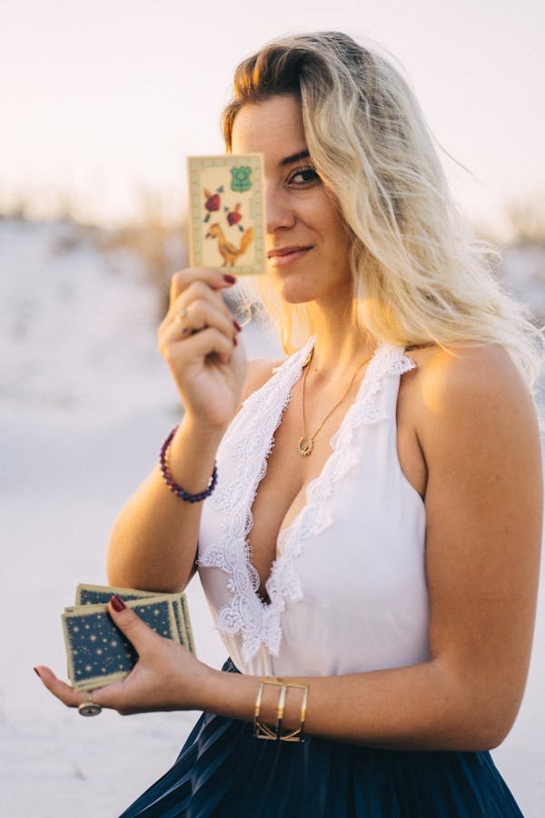 Naviguer dans la vie grâce aux cartes oracles et tarot