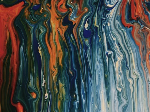 Osez la couleur : tentures murales psychédéliques pour décorer