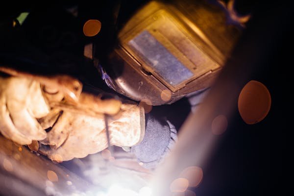 Casquette de sécurité avec led : brillez en travaillant !