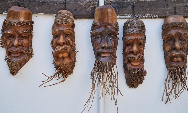 Comment organiser une exposition sur les masques africains et leur signification culturelle ?