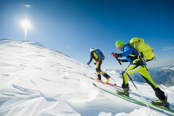 Comment planifier un voyage de randonnée en montagne, avec des conseils sur l'équipement et la préparation physique ?