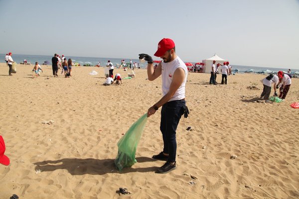 Comment organiser une journée de nettoyage de plage avec les habitants locaux pour sensibiliser à la pollution marine ?