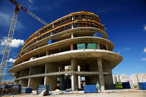 Quels sont les avantages de l'utilisation de matériaux de construction biosourcés pour les maisons individuelles ?